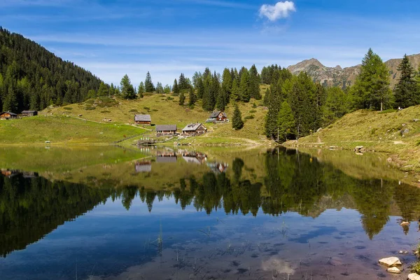 Idyllischer Bergsee Mit Einigen Hütten Auf Einer Alm Österreich Einem — Stockfoto