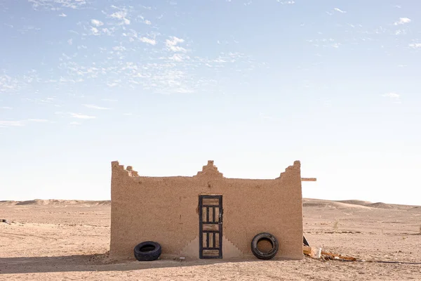 Μια Άποψη Των Παλαιών Ελαστικών Κλίνει Τοίχους Τούβλο Στην Έρημο — Φωτογραφία Αρχείου