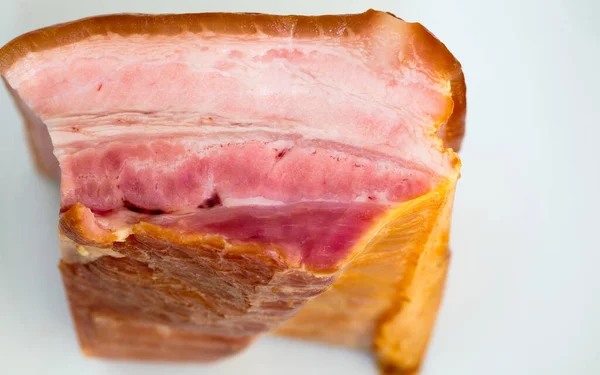 Closeup Bacon Afumat Vindecat Izolat Fundal Alb — Fotografie, imagine de stoc