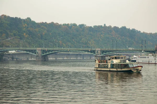 Μια Όμορφη Θέα Μιας Γέφυρας Πάνω Από Τον Ποταμό Vltava — Φωτογραφία Αρχείου