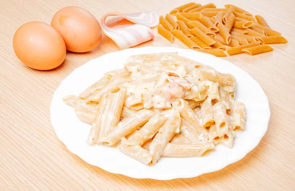 Primer Plano Plato Deliciosa Pasta Penne Carbonara Mesa Con Ingredientes — Foto de Stock