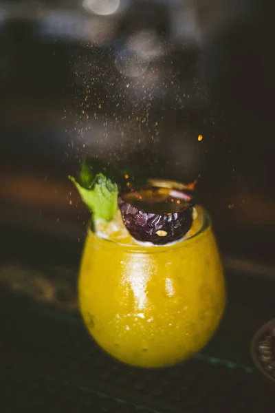 Een Verticaal Shot Van Een Tropische Cocktail Een Bar Duisternis — Stockfoto