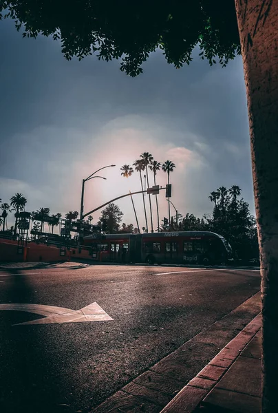 Вертикальний Знімок Громадського Метро Дорозі Під Час Заходу Сонця — стокове фото