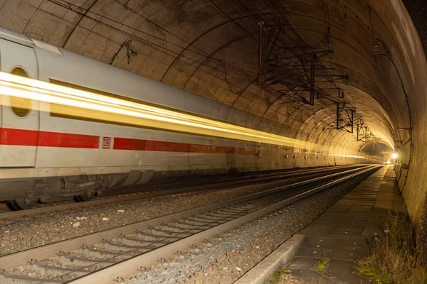 Zug Der Deutschen Bahn Fährt Durch Den Tunnel Lichtstreifen Des — Stockfoto