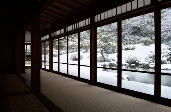 パノラマ窓から望む雪景色を望む伝統的な和室 — ストック写真