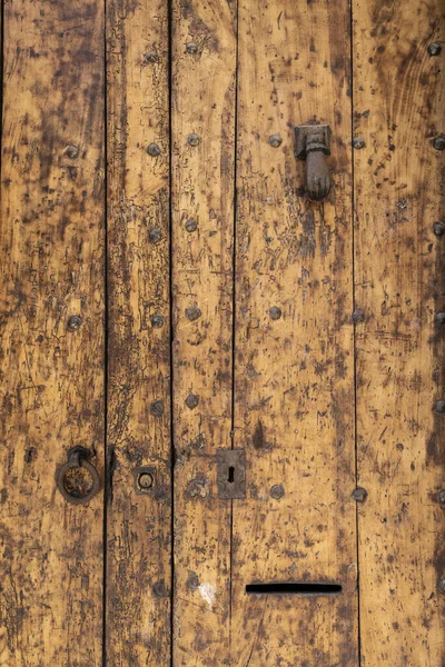 Tiro Vertical Uma Porta Marrom Velha Com Arranhões Mancha — Fotografia de Stock