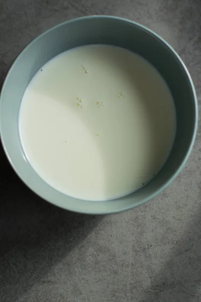 Vertical Top View Shot Bowl Milk Served Table — Stock Photo, Image