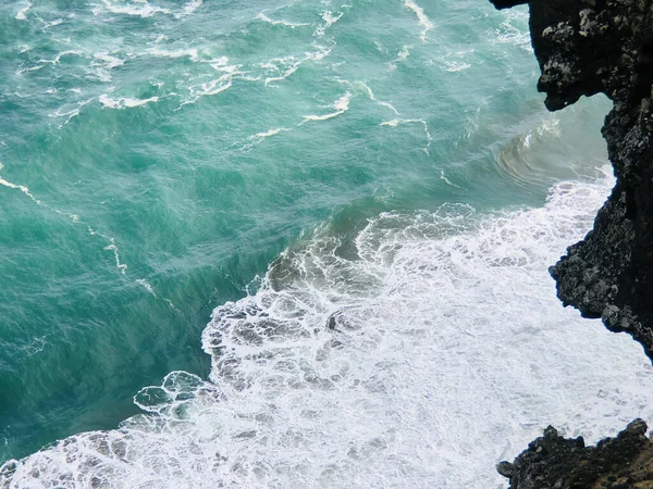 Overhead View Sea Waves Hitting Rocky Shore Perfect Background — Stock Photo, Image