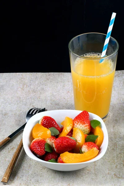Glass Fresh Orange Juice Strawberries Peaches White Bowl — Stock Photo, Image
