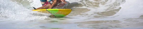 Tiro Panorâmico Surfista Prancha Mar Ondulado — Fotografia de Stock