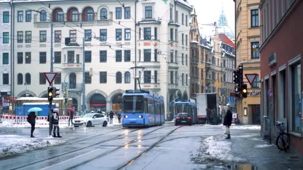 Tráfico Las Calles Munich Invierno Mucha Nieve Caído Cerca Del — Vídeos de Stock