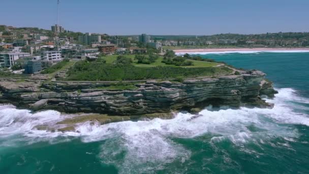 Літаючи Навпроти Скелі Відкриваючи Пляж Бонді Дивовижний Вид — стокове відео