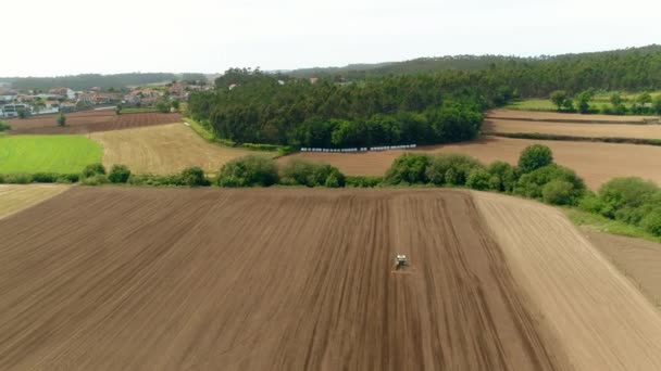 Luftaufnahme Eines Landwirtschaftlichen Feldes Mit Darauf Fahrenden Autos — Stockvideo