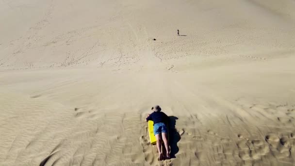 Eine Person Sandboarding Meilen Strand Cape Reinga Neuseeland — Stockvideo