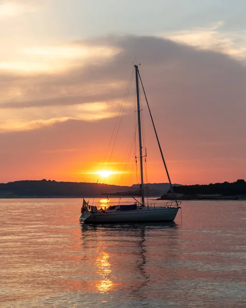 Вітрильний Човен Морі Під Час Заходу Сонця — стокове фото