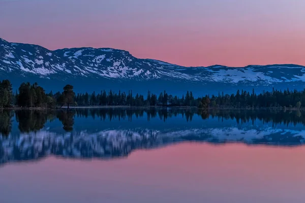 Uma Vista Hipnotizante Pôr Sol Montanhas Árvores Refletindo Lago — Fotografia de Stock