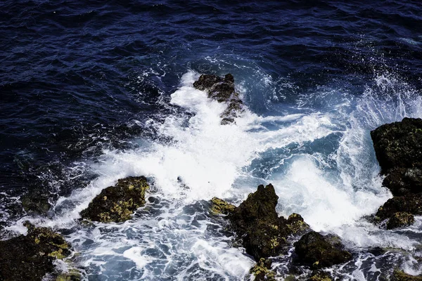 바다의 스런아름다움 바위에 부딪치는 파도의 소리는 수없을 정도입니다 — 스톡 사진