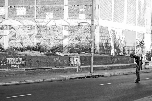 Johannesburg 南アフリカ 2021年1月5日 ヨハネスブルグ 南アフリカ 2011年9月11日 10代の若者がヨハネスブルグ市内の通りでスケートボード — ストック写真