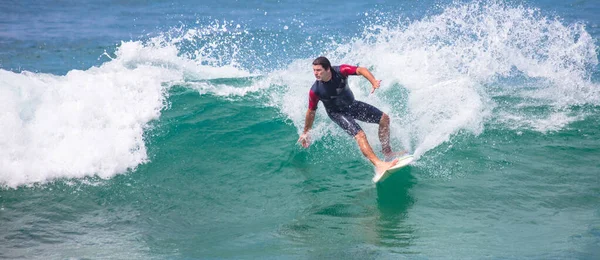 Hezký Surfař Chytající Vlnu — Stock fotografie