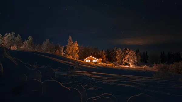 Una Acogedora Casa Madera Bosque Invierno Por Noche — Foto de Stock