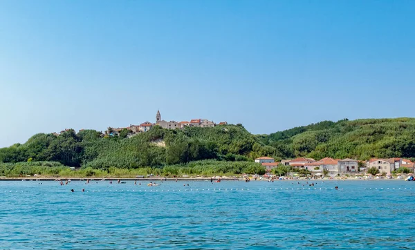 이상적 마을입니다 해변에 사람들 크로아티아의 — 스톡 사진