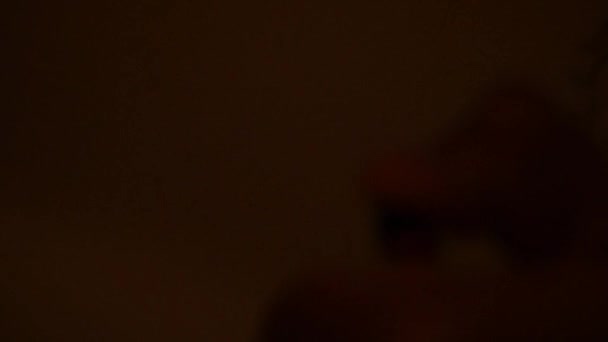 Detailní Záběr Člověka Osvětlení Pak Foukání Zapalovač Tmavém Pozadí Záběr — Stock video