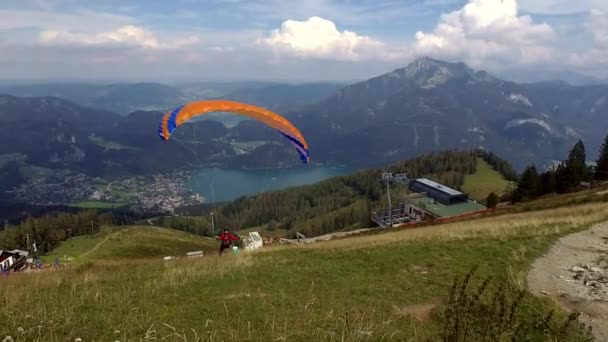 パラグライダーは ザルツブルガーの土地で開始時に Altausseオーストリア05 2020で — ストック動画