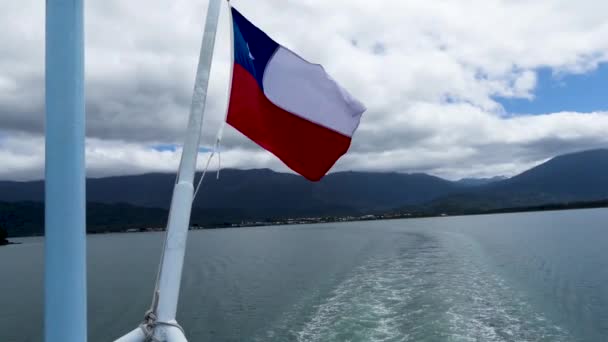4Kで撮影された風の強い日の間にフェリーボートの旗竿にチリの旗 — ストック動画