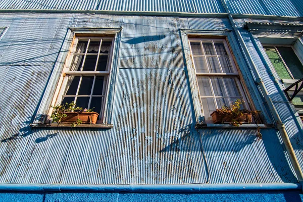Tiro Ângulo Baixo Uma Casa Weathered Velha Com Flores Windowsills — Fotografia de Stock