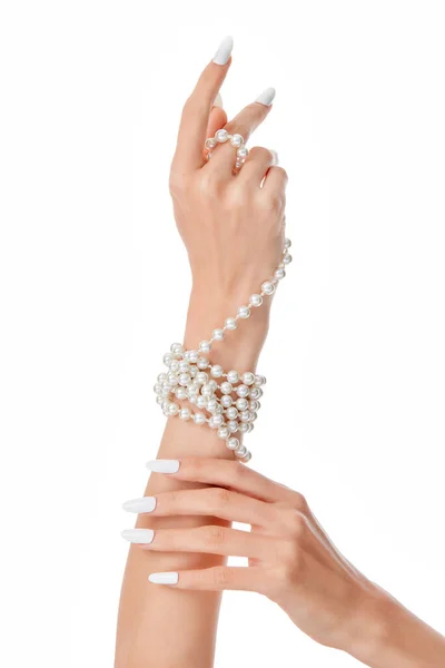 Une Main Féminine Avec Longs Ongles Blancs Portant Bracelet Perles — Photo