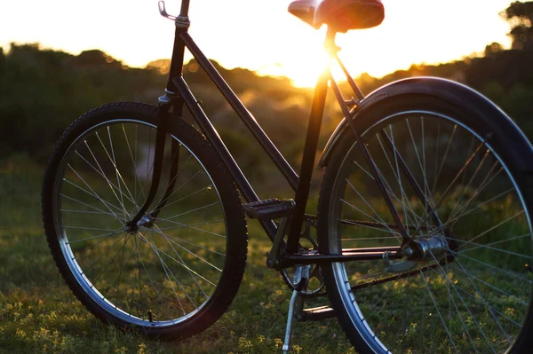 日落时分停在外面的一辆老式自行车的特写镜头 — 图库照片
