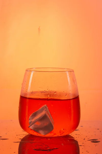 Μια Κάθετη Λήψη Ενός Πορτοκαλιού Κοκτέιλ Πορτοκαλί Φόντο — Φωτογραφία Αρχείου