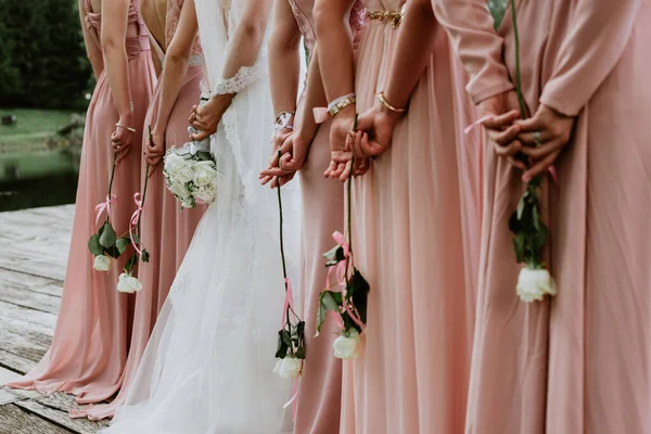 結婚式中にバラを持つ花嫁と新婦付添人 — ストック写真