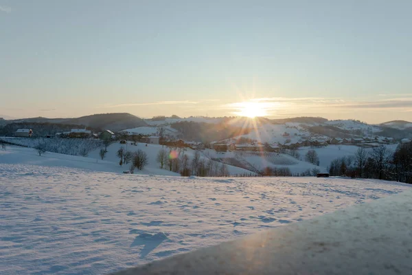Kış Boyunca Bir Dağın Yakınındaki Karla Kaplı Evler Ağaçların Huzurlu — Stok fotoğraf