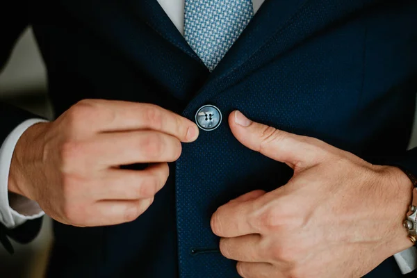 Hombre Que Pone Traje Azul Una Corbata —  Fotos de Stock