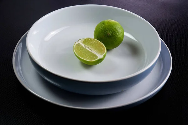 Lime Slice White Plate Black Background — Stock Photo, Image