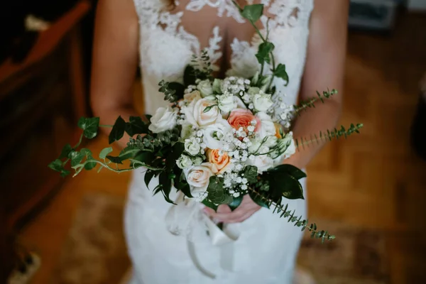 Seorang Pengantin Memegang Buket Pengantin Dengan Mawar — Stok Foto