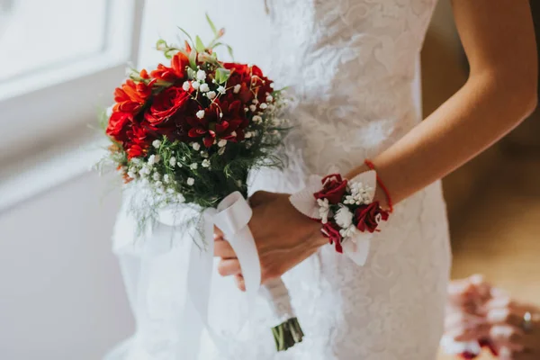 Plan Main Une Mariée Avec Boutonnière Tenant Beau Bouquet Rouge — Photo