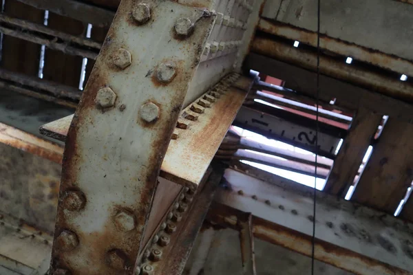 焊缝在桥的一部分下面焊接的一种金属质感的特写镜头 — 图库照片