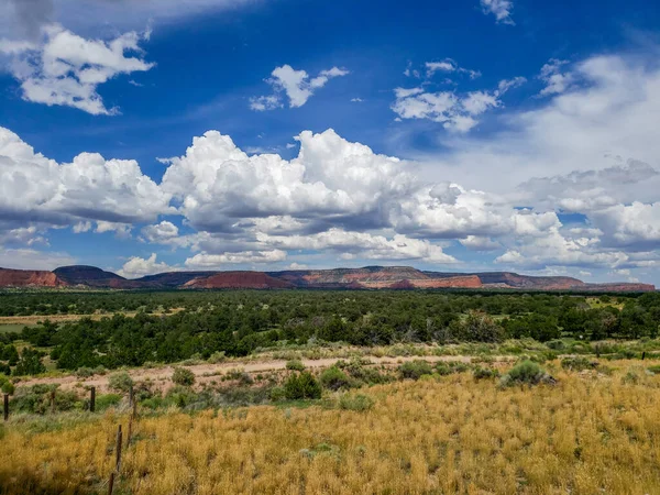 Paesaggio Campo Ricoperto Verde Circondato Colline Sotto Cielo Azzurro Nuvoloso — Foto Stock