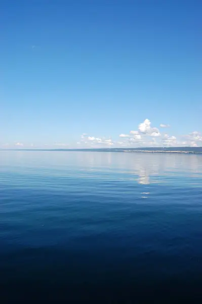 Een Verticaal Schot Van Kalme Plas Onder Blauwe Lucht — Stockfoto