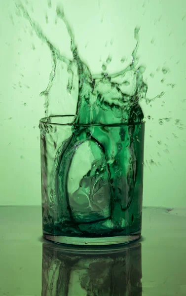 Eine Vertikale Aufnahme Eines Grünen Cocktailspritzers Auf Grünem Hintergrund — Stockfoto