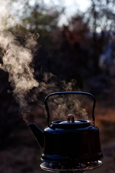 Selektivní Ostření Záběr Staré Hliníkové Konvice Vroucí Vodou — Stock fotografie