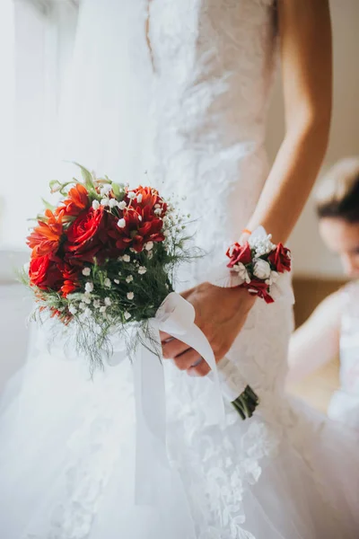 Colpo Verticale Della Mano Una Sposa Con Boutonniere Possesso Bellissimo — Foto Stock