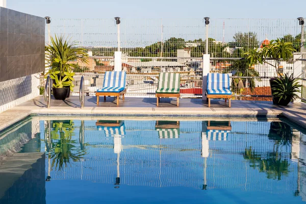 Les Chaises Longues Près Piscine — Photo