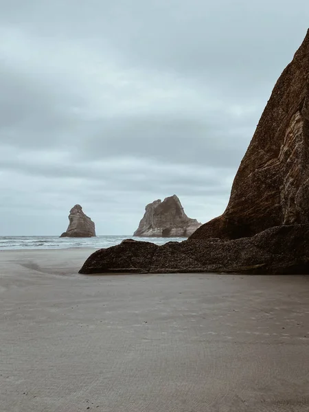 砂浜での大きな岩の垂直ショット — ストック写真