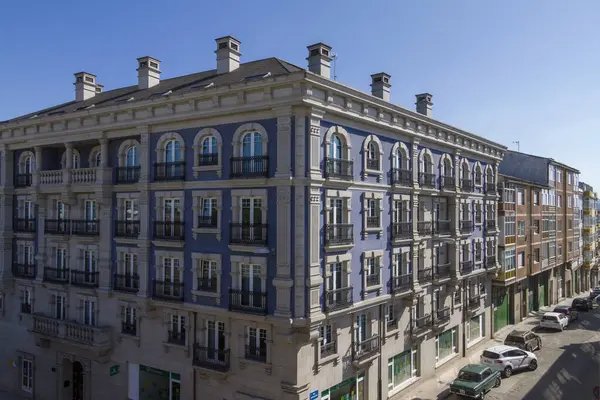 Een Appartementencomplex Met Blauwe Muren Langs Straat — Stockfoto