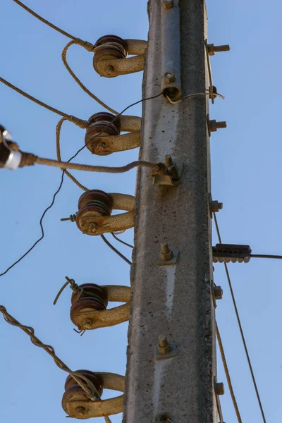 Ett Vertikalt Skott Rostig Stolpe Med Metallkabelrullar — Stockfoto