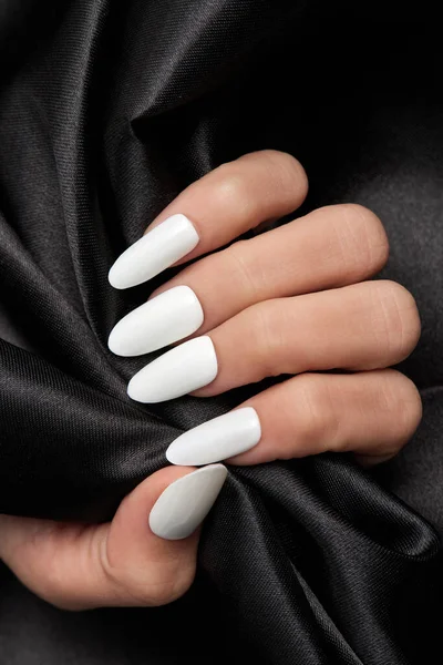 Une Main Féminine Avec Longs Ongles Blancs Tenant Tissu Satiné — Photo