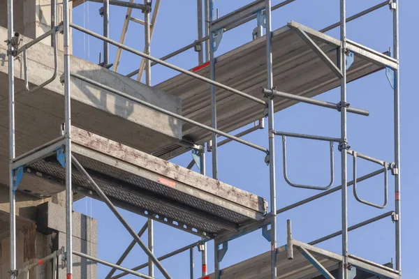 Construcción Nuevo Edificio Con Andamios Fondo Del Cielo Azul — Foto de Stock